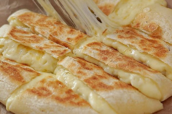 Соблазнительный сырно-картофельный хлеб на сковороде, без яиц, дрожжей и духовки