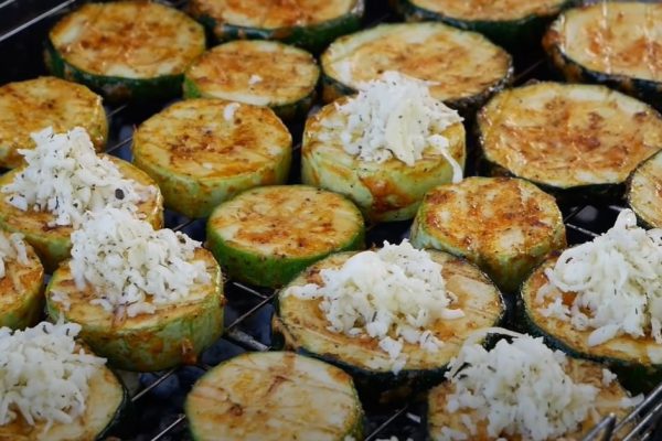 Цыганские кабачки на мангале, за которые гости будут сражаться