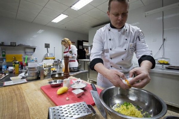 Повар натер картофель на мелкой терке…  Через 10 минут он приготовил вкуснейшее блюдо!