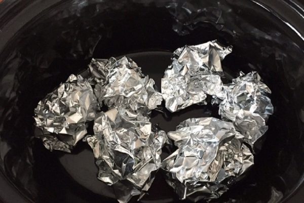 Она положила несколько шариков фольги и курицу в кастрюлю… Получилось вкуснейшее блюдо!