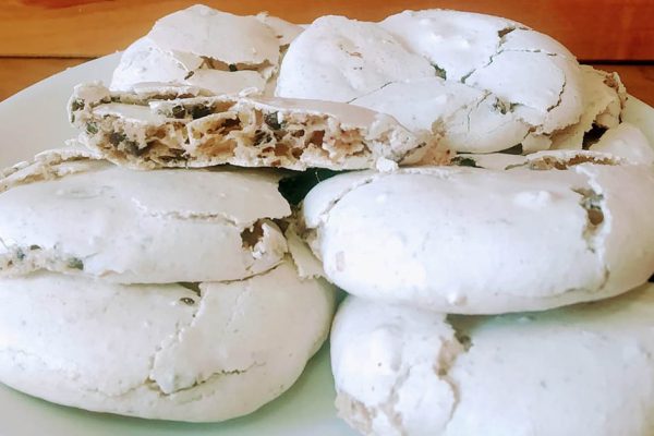 Не так много времени осталось к праздникам, самое время научиться делать печенье из остатков белков