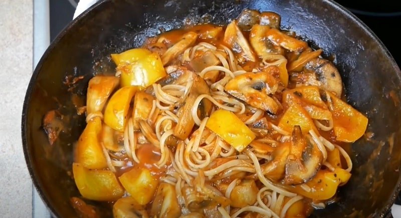 спагетти с шампиньонами