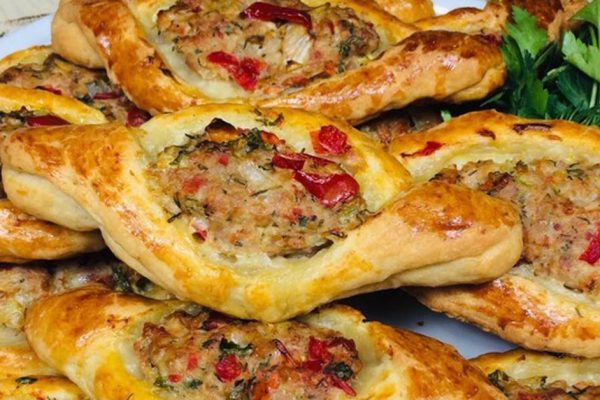 Молодая пара вернулась после отдыха в Турции и угощает пирожками по заморскому рецепту