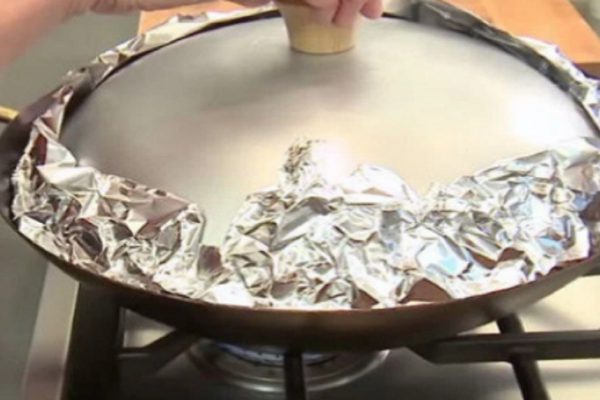 Она положила алюминиевую фольгу под крышку сковородки. Когда я узнала причину, сделала так же!