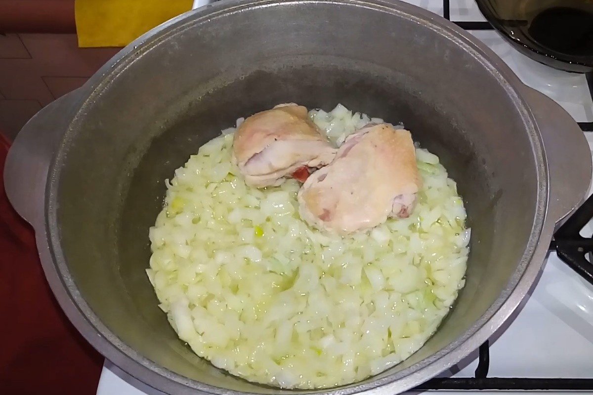 Варить курицу для супа после закипания. Шулюм из курицы с картошкой в кастрюле. Шулюм из баранины. Как резать картошку на шулюм. Как нарезать морковь для супа шулюм.