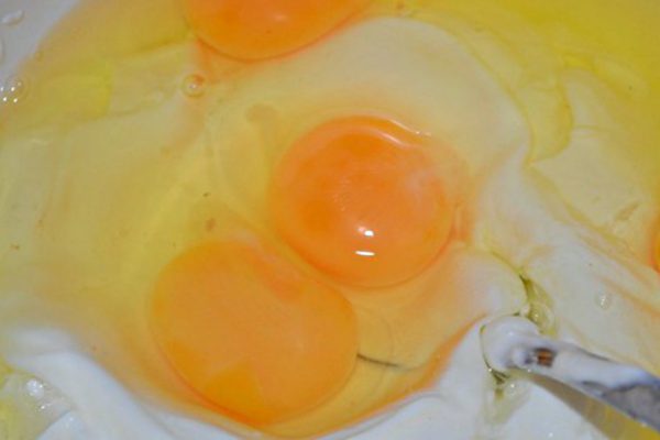 Банка сметаны, пара яиц и минимум усилий для самого вкусного пирога в мире!