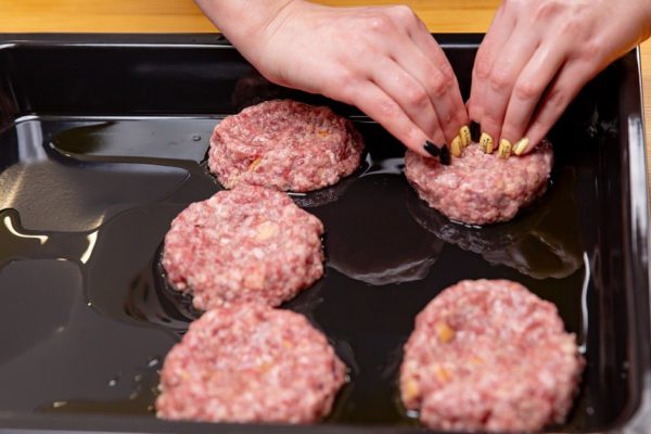 В нашей стране грешно выбрасывать хлеб, из корочек делаю панировочные сухари, чтобы добавить их в котлеты