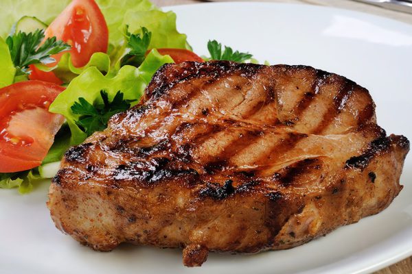 Зачем класть стейки из свинины на решетку