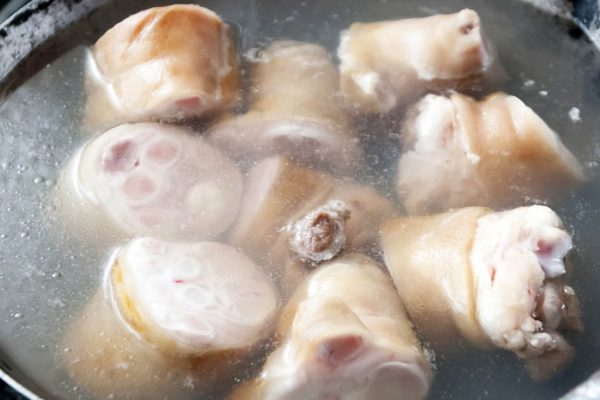 Муж просит готовить свиные ножки почаще, а я только рада, на старости лет полюбили деликатесное блюдо