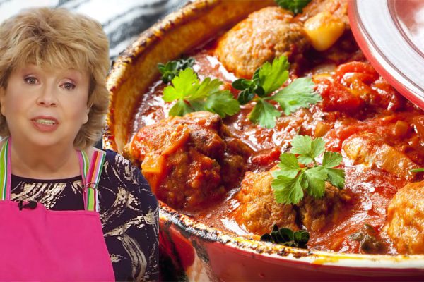 Когда нет идей, что приготовить на ужин для всей семьи, пользуюсь рецептом Ларисы Рубальской, не тефтели, а песня