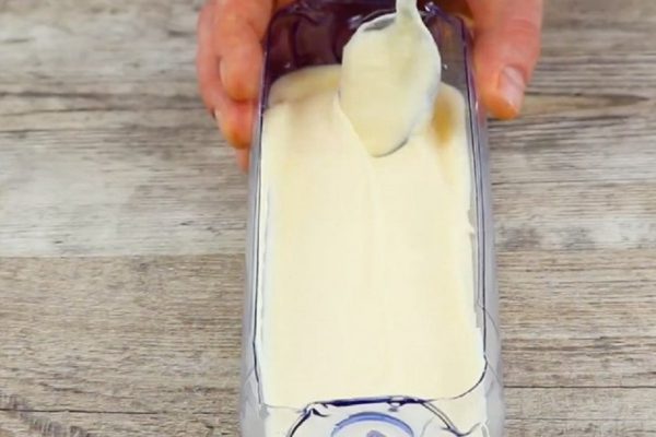 Свекровь разрезала 2 пластиковые бутылки и наполнила их… в итоге все облизывали пальцы!