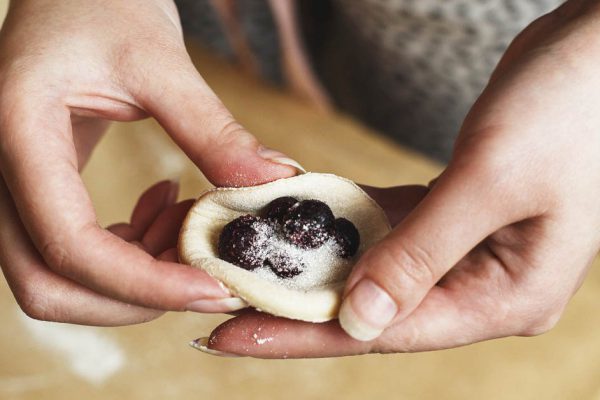 Ошибки вечно спешащих хозяек во время варки вареников с вишней