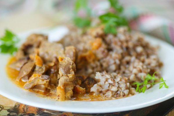 buckwheat cooked with stewed chicken gizzards in gravy