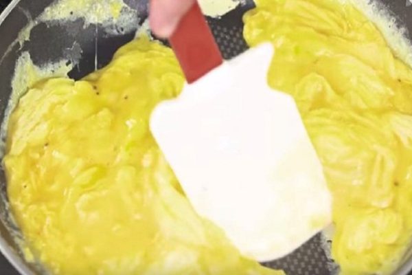 Благодаря этим 4 трюкам омлет получается шедевральным! Никогда такого не ела…