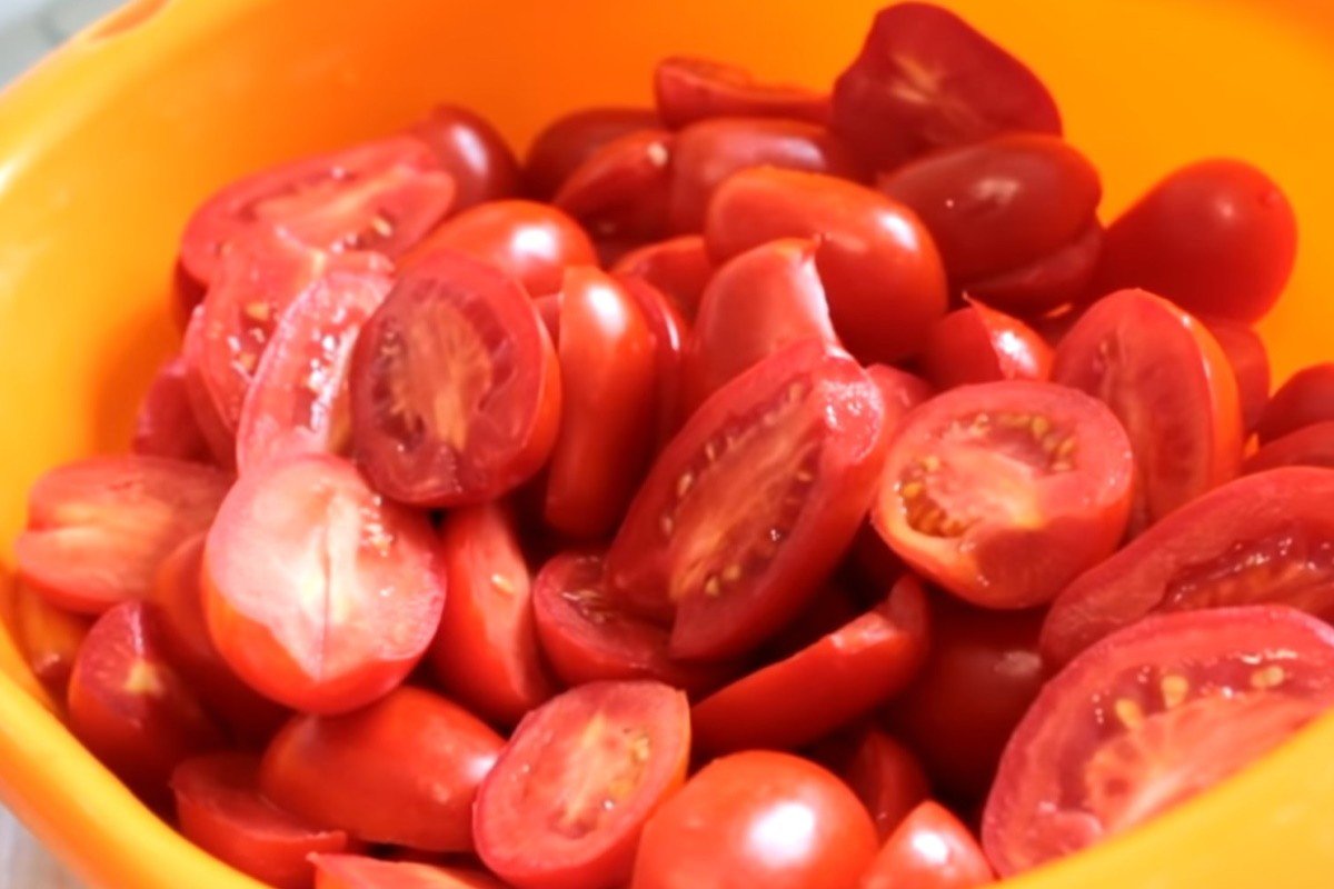 Итальянская тетя завялила уже 9 кг помидоров на нашей кухне, сердцевину не вынимает Кулинария,Италия,Помидоры,Сахар,Соль,Специи