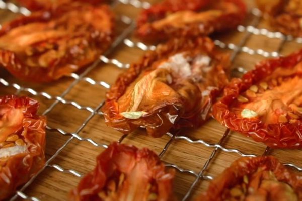 Итальянская тетя завялила уже 9 кг помидоров на нашей кухне, сердцевину не вынимает