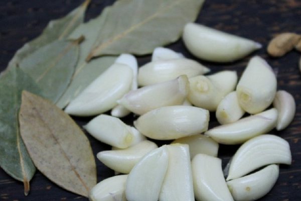 Она разбогатела с помощью чеснока и лаврового листа. Узнай ее секрет!