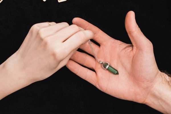 Избранница сына не понравилась мне при первой встрече, но по-настоящему я встревожилась, когда заметила на шее сына странный кулон