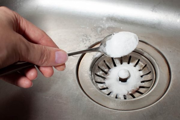 Мы совсем перестали покупать «Крот», ведь одной столовой ложки домашнего средства достаточно, чтобы устранить засор