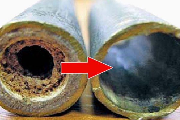 Квартирантка вскипятила уксус и залила жидкость в трубу… Сантехники были в шоке!