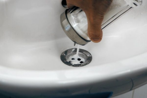 Хитромудрый трюк мне подсказала бабушка. Не верила, пока сама не попробовала: засор ушел мгновенно!