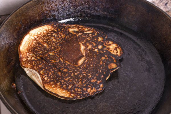 Больше ничего не пригорает на сковороде, узнала трюк из старой советской газеты