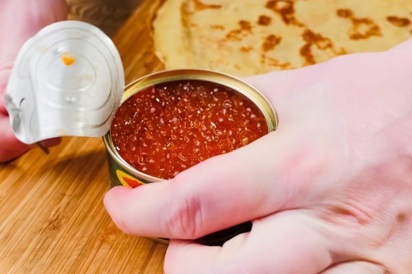Подруга из Мурманска промывает красную икру перед едой обязательно, расспросила, зачем она это делает