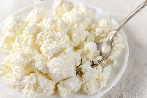 Показываю, какой творог нельзя употреблять в пищу и как проверить его качество