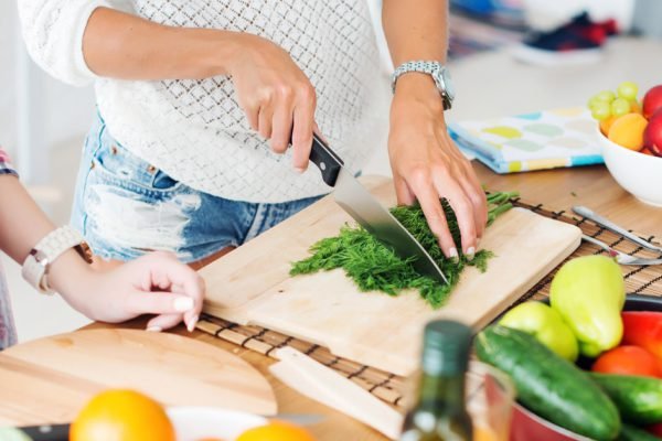 Каждую субботу отправляюсь к невестке, мы вместе готовим и общаемся, но моя свекровь осуждает меня за это