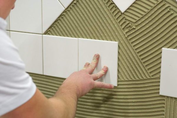 Wandfliesen kleben
Wall tile glue