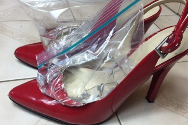 Эта любительница вечеринок показывает трюк, с которым тесные туфли больше не станут помехой танцам!