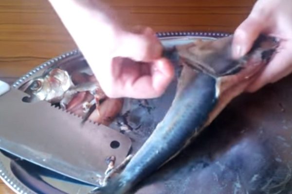 «Покажу как очень быстро разделать селедку на филе, без костей! Надеюсь, вы будете пользоваться этим способом всегда…»