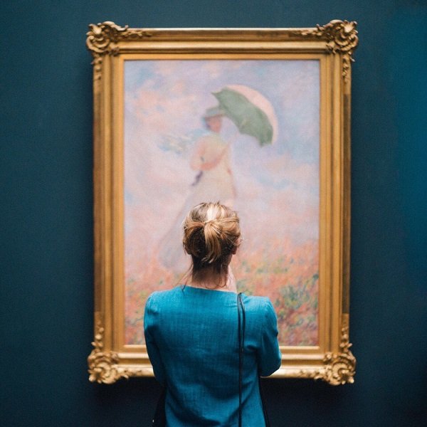 девушка смотрит на картину