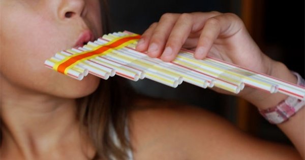 музыкальный инструмент из соломинок