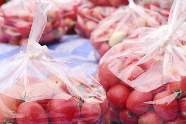 Мудрая бабуля жены подсказала, как развязать тугой узелок на пакете, не порвав его