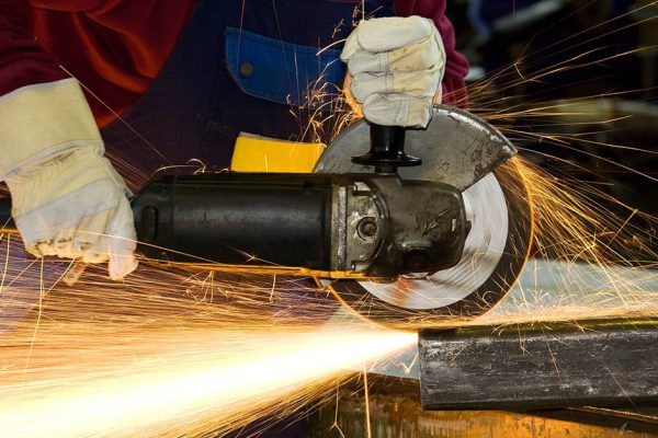 Отец научил меня ловко управляться с болгаркой, теперь на даче всё делаю сама, не дожидаясь мужа