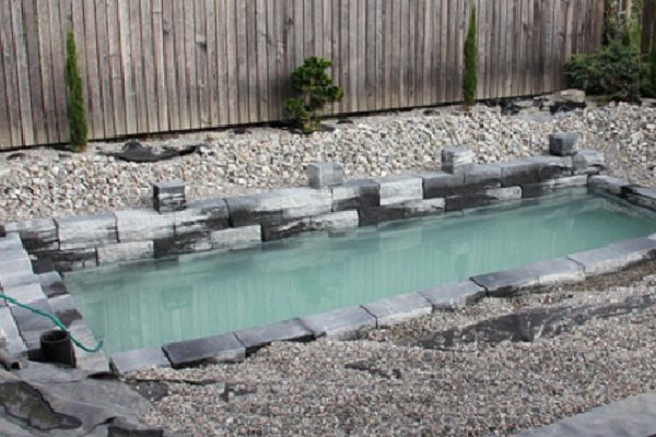 На первый взгляд, это — обычный бассейн. Но если наполнить его водой… безумие!