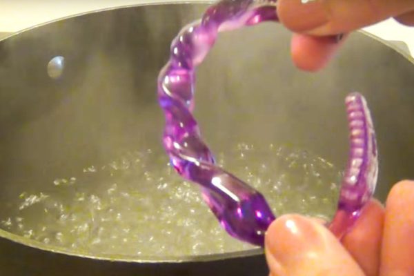 Она всего лишь окунула зубную щетку в кипяток… То, что случилось спустя 2 минуты, — восхитительно!