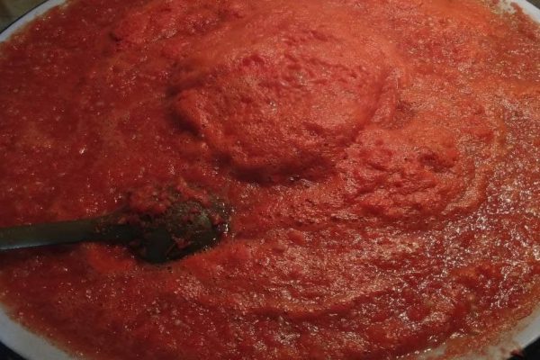 Варю щедрый домашний кетчуп в огромном тазу, чтобы готовить детям пиццу с натуральным соусом