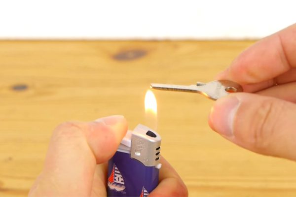 Он подержал ключ над зажигалкой, чтобы сделать гениальнейшую вещь!