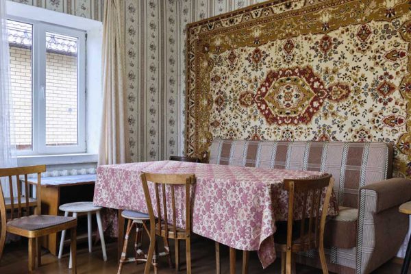 Думал, что бабушкину квартиру уже не спасти, но смог превратить устаревшее жилье в современную обитель