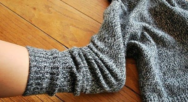 Она натянула старый свитер на ногу и взяла ножницы. То, что у нее получилось, понравится многим!