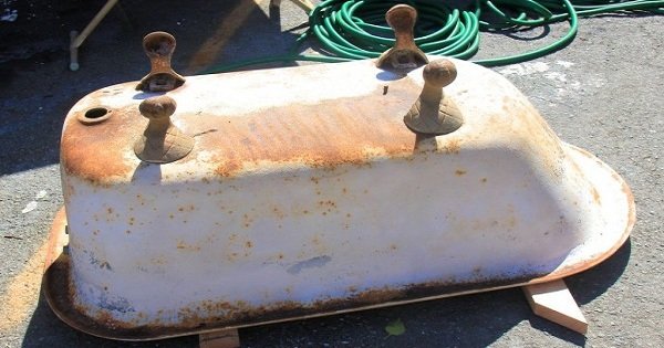 Он нашел старую чугунную ванну и разрезал ее пополам. Результат несказанно тебя удивит!