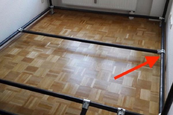 Как поместить двуспальную кровать в крохотную спальню