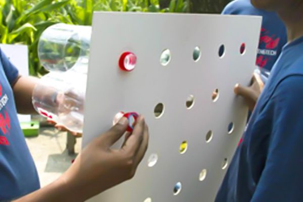 Эти люди вкрутили пластиковые бутылки в лист картона и вставили его в окно. И вот что случилось!