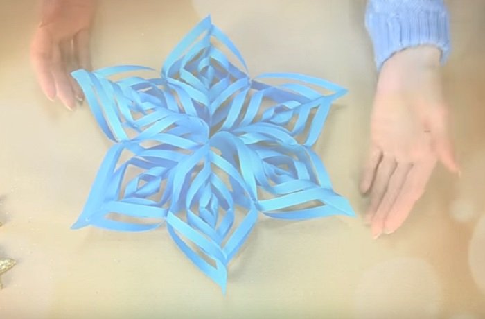 как сделать снежинку из проволоки и мишуры