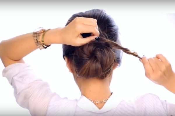 Оригинальный пучок за 2 минуты: подойдет как для тренировки, так и для свадьбы!