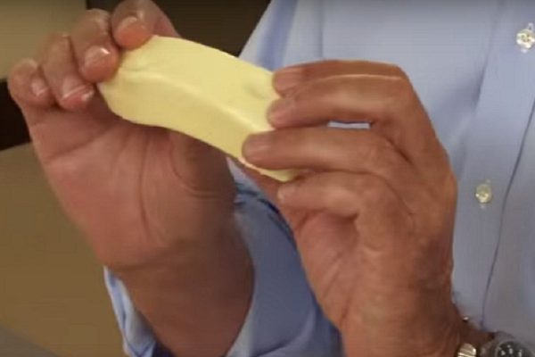 Как быстро размягчить даже очень твердое сливочное масло. Мне нравится эта идея!