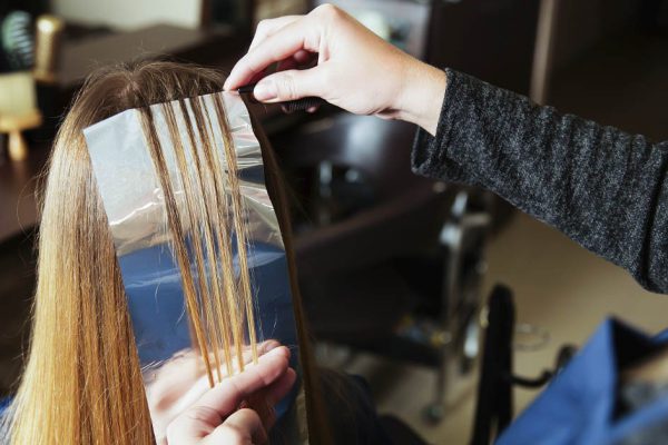 О чём не догадываются женщины, когда идут на мелирование в парикмахерскую