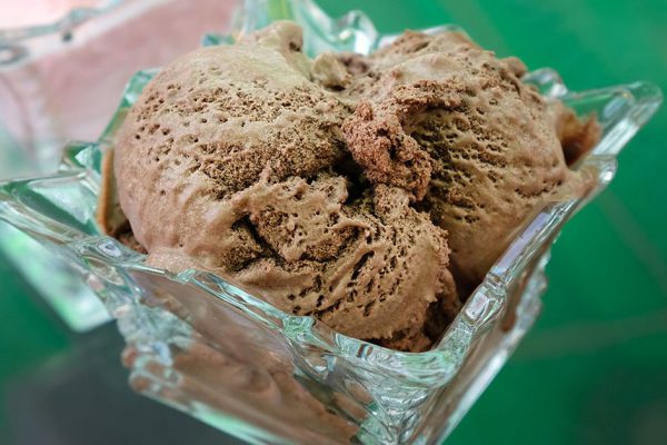 Двоюродная сестра из деревни научила, как готовить мороженое «Колхозное», другое теперь не признаем